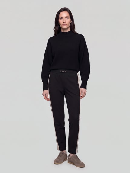 Frauenmodel trägt Regular Fit Pyjama-Hose mit Kontraststreifen von BOSS, High Waist, gestreift, Jersey, seitliche Eingrifftaschen, Ganzkörperansicht von vorne.