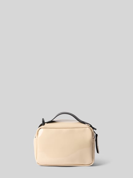 Productfoto, beige Handtasche met ritsvak, label-detail en verstelbare schouderriem, BOX BAG MICRO van RAINS, formaat 17x12x8 cm, schouderriem 87 cm.
