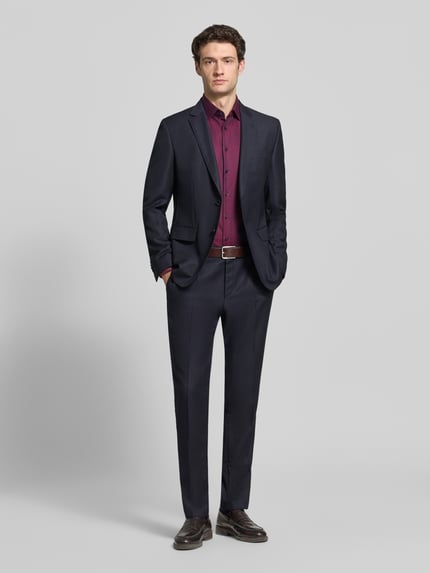 Männermodel trägt Slim Fit Businesshemd aus reiner Baumwolle von Jake*s, unifarben, Kentkragen, Ganzkörperansicht von vorne.