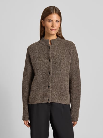 Frauenmodel trägt Regular Fit Cardigan aus Woll-Alpaka-Mix Modell 'Alpha' von Gestuz, Strick-Optik in Braun, Ganzkörperansicht von vorne. Rückenlänge 53 cm, Ärmellänge 52 cm.
