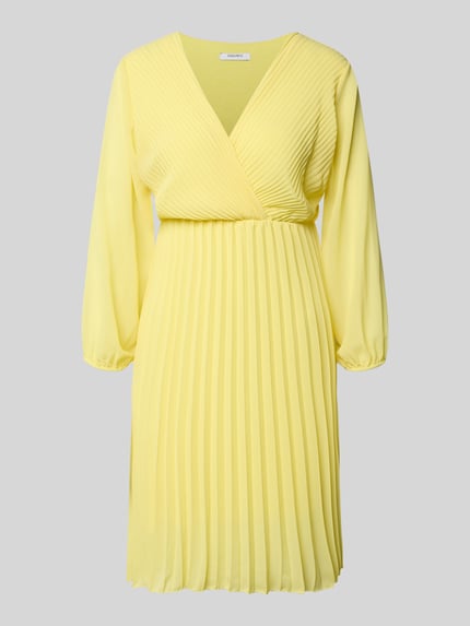 Produktfoto, Knielanges Kleid mit Plisseefalten Modell 'Im44sa' von ZABAIONE in Gelb, taillierter Schnitt, Wickel-Optik, feine Textur