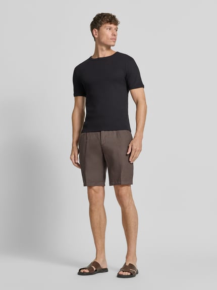 Männermodel trägt T-Shirt in Ripp-Optik mit Rundhalsausschnitt von Jake*s aus Baumwoll-Elasthan-Mix, Slim-Fit, dunkle Farbe, Ganzkörperansicht von vorne. Rückenlänge bei Größe M: 56 cm.