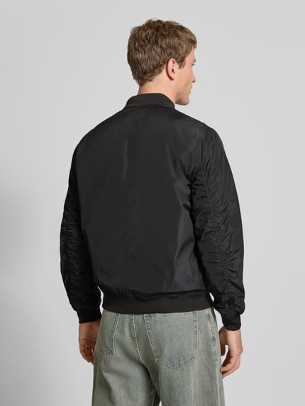 Männermodel trägt Regular Fit Blouson mit College-Kragen Modell 'JOSHUA' von Only & Sons, Optik: Unifarben, Ganzkörperansicht Rückansicht.