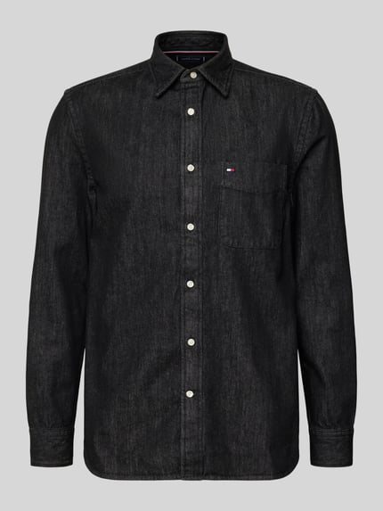 Produktfoto, Regular Fit Jeanshemd aus reiner Baumwolle van Tommy Hilfiger in zwarte denimlook, kentkraag, enkele knoopsluiting, borstzak, logodetail, puur katoen.