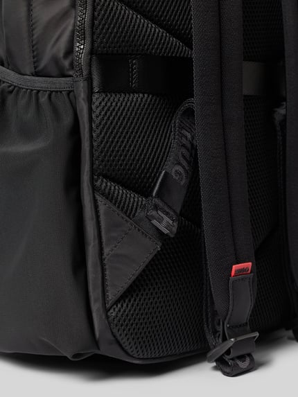 Produktfoto, plecak z label-aplikacją z metalu model 'AYDEN_NEW_BACKPACK' od HUGO, efekt: jednolity kolor, zamek błyskawiczny, główna przegroda, dwie kieszenie zapinane na zamek błyskawiczny zewnętrzne, przegródka na laptop, boczne kieszenie, możliwość noszenia na ramieniu