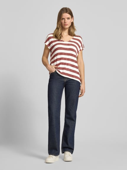 Frauenmodel trägt Regular Fit T-Shirt aus Viskose-Mix Modell 'LIRA' von Only, gestreift, unifarben, Feinripp, Ganzkörperansicht von vorne.