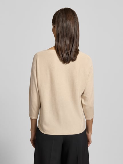 Frauenmodel trägt Relaxed Fit Pullover aus Viskose-Mix in Strick-Optik von Comma, beige mit Glitzer-Optik, 3/4-Arm, Rückenlänge 55 cm, Ganzkörperansicht Rückansicht