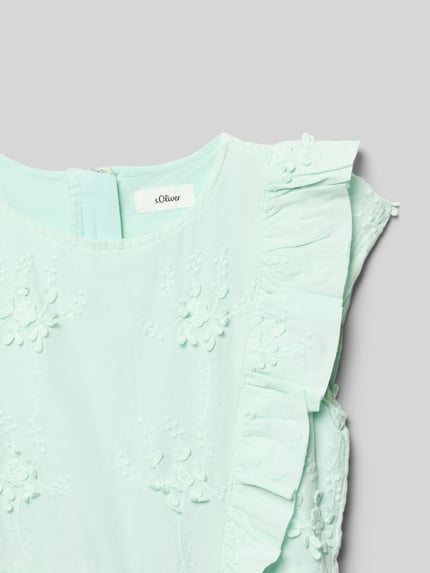 Mädchen trägt Tailliertes Freizeitkleid aus reiner Baumwolle von s.Oliver RED LABEL in Optik: Unifarben, Zier-Stickerei, Volants, Nahaufnahme Oberkörper.