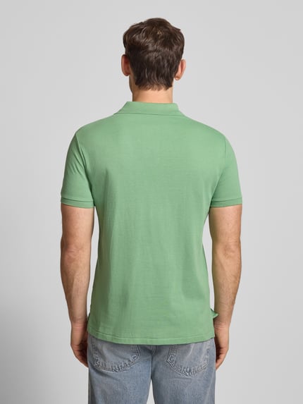 Męski model nosi zielony Poloshirt mit Label-Stitching od Polo Ralph Lauren, bawełna, regular fit, widok całej sylwetki z tyłu.