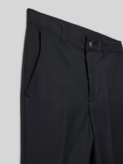 Produktfoto, Stoffhose mit Gesäßtasche von G.O.L., czarna, prosty krój, mieszanka żywej wełny, wpuszczane kieszenie, zapięcie na guzik i zamek, szerokość w pasie 27 cm, długość wewnętrzna nogawki 60 cm, rozmiar 140