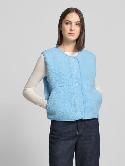 Kobiece modelka nosi Teddyweste mit Rundhalsausschnitt von Christian Berg Woman z futerka o kroju regular fit, z okrągłym dekoltem i listwą z zatrzaskami, widok całej sylwetki z przodu.