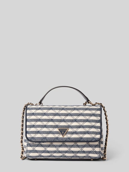 Produktfoto, Handtasche mit Label-Applikation Modell 'GIULLY II' von Guess aus Material-Mix mit Viskose-Anteil, Überschlag, Magnetverschluss, Kettenschulterriemen, Maße 24 x 16 x 7 cm, Länge Schulterriemen 116 cm, Hauptfach, beige-blaues Muster, strukturierte Oberfläche.