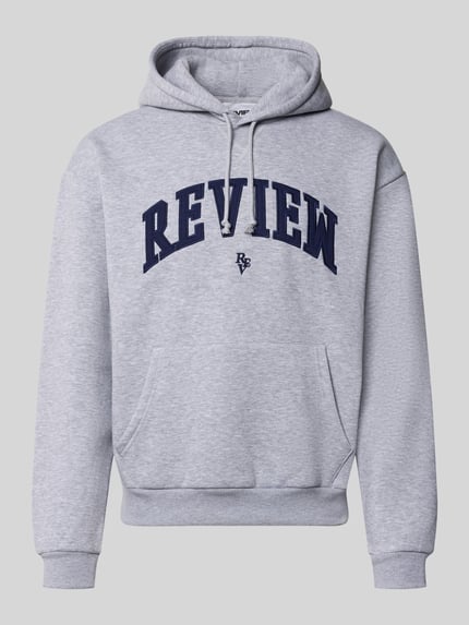 Produktfoto, Hoodie mit Label-Stitching von REVIEW aus Baumwollmischung in Grau mit dunkelblauem Schriftzug, lockere Passform, Känguru-Tasche