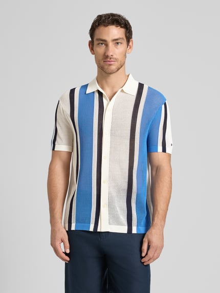Mannenmodel draagt Relaxed Fit vrijetijdsoverhemd uit katoenmix van Tommy Hilfiger, meerkleurige look met structuur, gestikt logo, korte mouw, mesh materiaalverwerking, doorlopende knoopsluiting, polokraag, motief, ganzlichaamsaanzicht van voren.