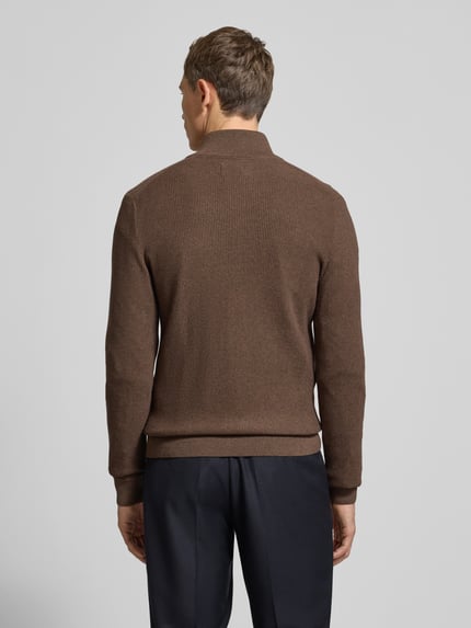 Männermodel draagt Strickjacke mit Reißverschluss van MCNEAL in bruin, katoen, slim fit, geribbelde boorden, rugaanzicht, Ganzkörperansicht Rückansicht.