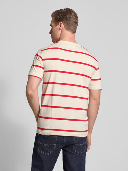 Männermodel trägt Regular Fit T-Shirt mit Logo-Stitching von Gant, rote Streifen, reine Baumwolle, Rundhalsausschnitt, Ganzkörperansicht Rückansicht. Rückenlänge bei Größe M: 68 cm.
