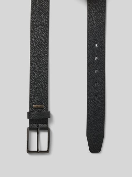Produktfoto, Gürtel aus Leder mit Dornschließe von bugatti in klassischer Form, schwarze Farbe, strukturierte Oberfläche, Breite 3 cm