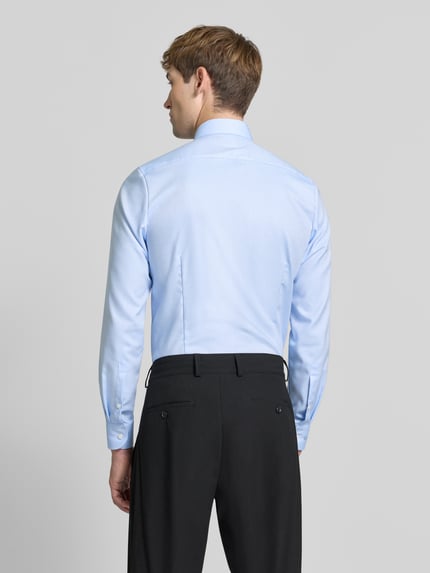 Männermodel trägt Super Slim Fit Businesshemd mit Kentkragen von OLYMP in hellblau, glatte Webware, Ganzkörperansicht Rückansicht.