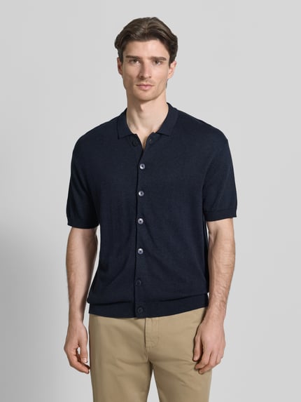 Männermodel trägt Freizeithemd mit 1/2-Arm Modell 'BELLS' von Casual Friday aus Baumwoll-Lyocell-Mix, Regular-Fit, Polokragen, Knopfleiste, dunkelblau, Ganzkörperansicht von vorne.
