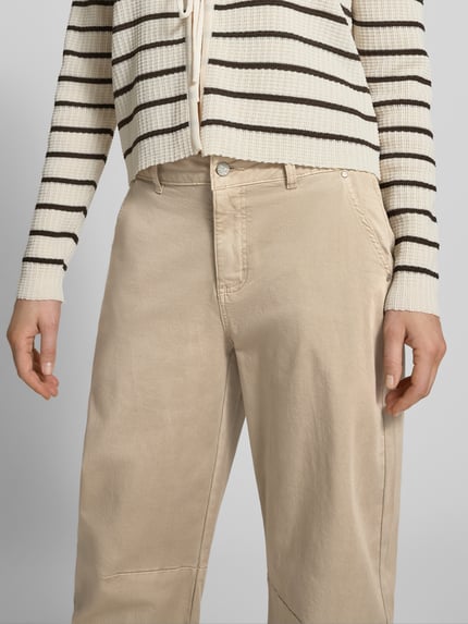 Frauenmodel trägt Barrel Fit Hose mit Eingrifftaschen von Buena Vista, Beige, aus Baumwoll-Mix mit Viskose-Anteil, Nahaufnahme Oberkörper.