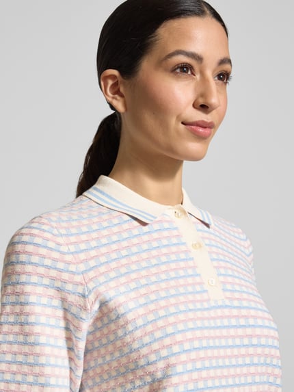 Vrouwenmodel draagt Strickshirt aus Viskose-Mix mit Polokragen van Jake*s Collection, regular fit, pastelkleuren, close-up bovenlichaam.