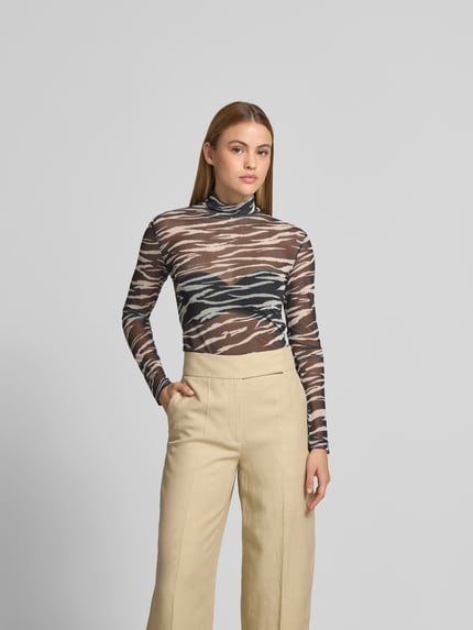 Frauenmodel trägt Longsleeve im semitransparenten Design von Lala Berlin mit Allover-Animal-Print, Elastischer-Material-Mix, Slim-Fit, Stehkragen, Beige- und Brauntönen, Ganzkörperansicht von vorne.