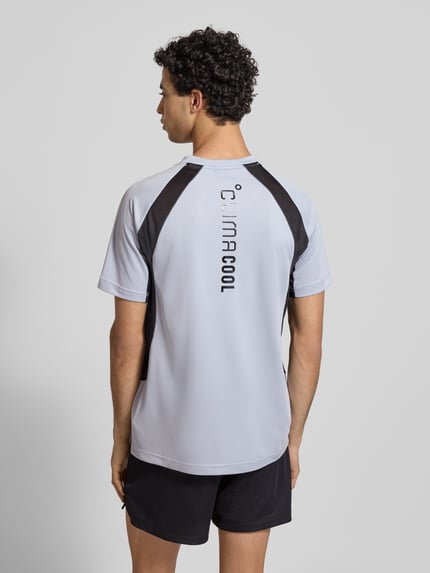 Mannenmodel draagt T-Shirt met Label-Print van adidas Training, regular fit, ribgebreide ronde hals, productfoto context, rugaanzicht.