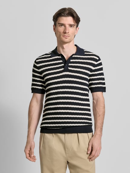 Mannelijk model draagt poloshirt met polokraag en korte knoopsluiting van MCNEAL, puur katoen, regular fit, beige en zwart gestreept, vooraanzicht van het volledige lichaam.