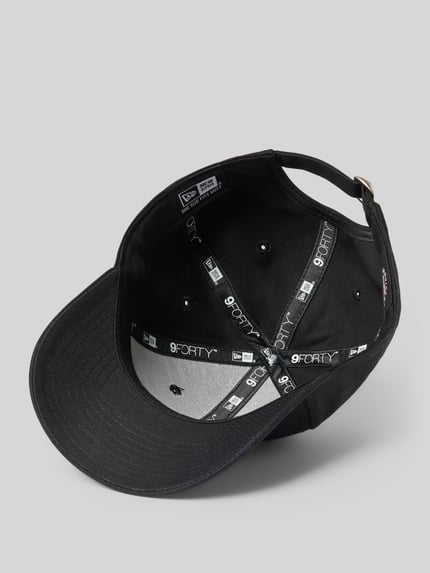 Productfoto, Basecap uit katoen met stitching van New Era in zwart, versterkte klep, verstelbaar, detailopname binnenkant.