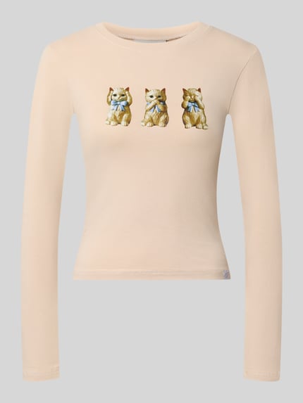 Produktfoto, Regular Fit Langarmshirt mit Katzen-Print von DAISY STREET aus beigefarbenem Baumwoll-Mix mit Stretch-Anteil, gerippte Blende, Langarm, Front zeigt drei Katzenmotive, Rückenlänge bei Größe S 48 cm