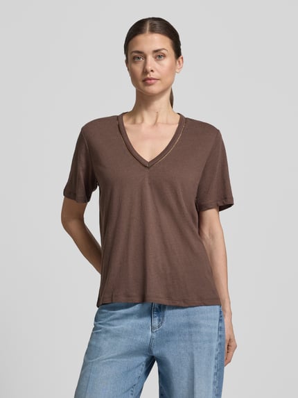 Modelka kobieca ma na sobie Regular Fit T-Shirt aus Leinen-Mix mit V-Ausschnitt od Scotch & Soda, brązowy, krój regular fit, dziurkowany wzór, długość tyłu rozmiaru S: 62 cm, widok całej sylwetki z przodu.
