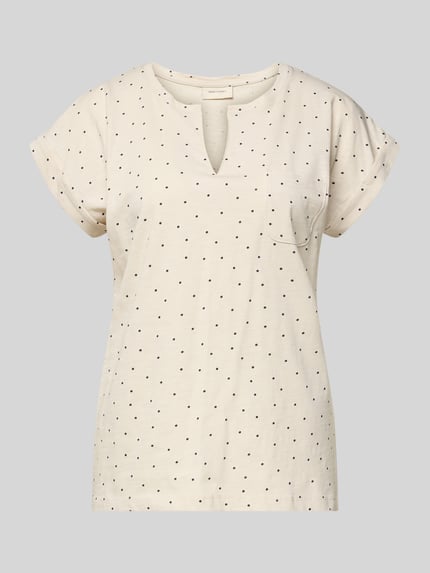 Produktfoto, T-Shirt mit Brusttasche Modell 'Viva' von FREE/QUENT aus reiner Baumwolle, Serafino-Ausschnitt, beige mit schwarzen Punkten, gerader Schnitt, dezente Textur