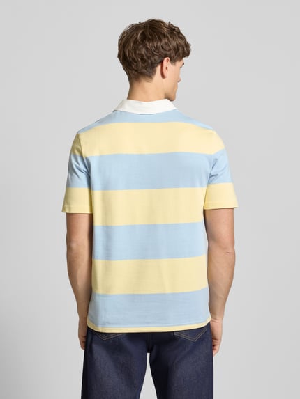 Männermodel trägt Regular Fit Poloshirt mit Rugby-Streifen und Logo-Bestickung von REVIEW, reine Baumwolle, Rückenlänge 71 cm, Ganzkörperansicht Rückansicht.