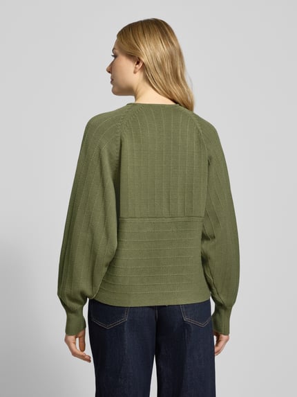 Vrouwenmodel draagt olijfgroene Strickpullover in Wickel-Optik Modell 'Zine Rachelle' van MSCH Copenhagen, Viscosemix, Relaxed Fit, Ganzkörperansicht achteraan.