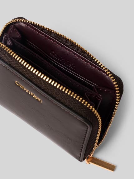 Produktfoto, portfel Portemonnaie aus echtem Rindsleder von CK Calvin Klein w ciemnobrązowym kolorze z widoczną fakturą skóry i złotym suwakiem