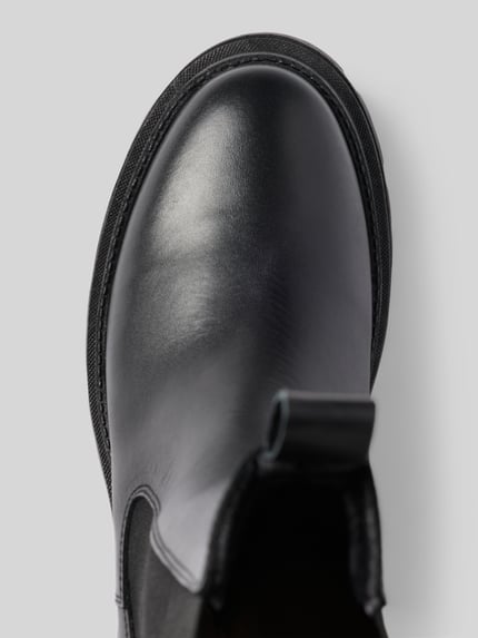 Productfoto, zwarte chelsea boots van rundleer, glad oppervlak, deel van de bovenkant zichtbaar, Chelseas uit echt rundleer van Tamaris