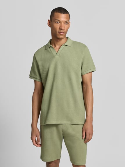 Männermodel trägt Regular Fit Strick-Poloshirt mit V-Ausschnitt von MCNEAL, aus Baumwoll-Mix mit Stretch-Anteil, Ganzkörperansicht von vorne.