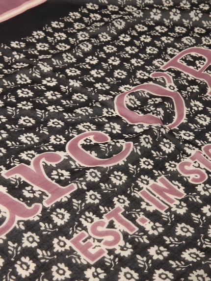 Produktfoto, szal z nadrukiem z dużym logo i motywem graficznym na całej powierzchni, wykończenie materiału: tkanina, Schal mit großem Logo-Print von MARC O’POLO, wzór na całej powierzchni, abstrakcyjny, grafika, nadruk z motywem, aplikacja: nadruk z logo, webware