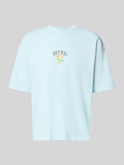 Productfoto, T-shirt met overgesneden schouders van REVIEW in lichtblauw, losse fit, katoen, ronde hals, labelprint op de borst, herenmode