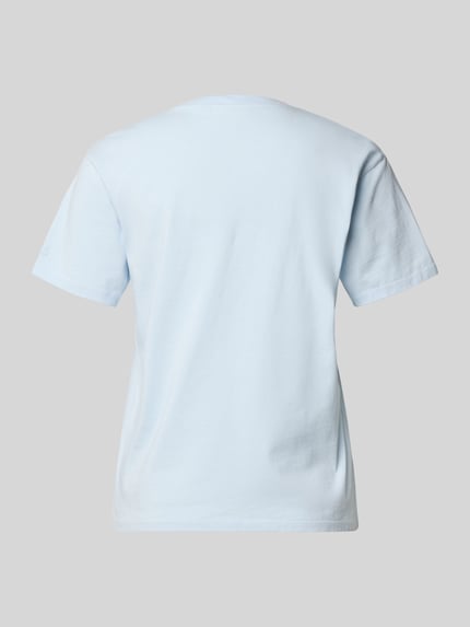 Vrouwenmodel draagt T-shirt met motief- en statement-stitching model 'EMILIE' van MC2 Saint Barth, puur katoen, regular fit, ronde hals. Ganzkörperansicht Rückansicht.