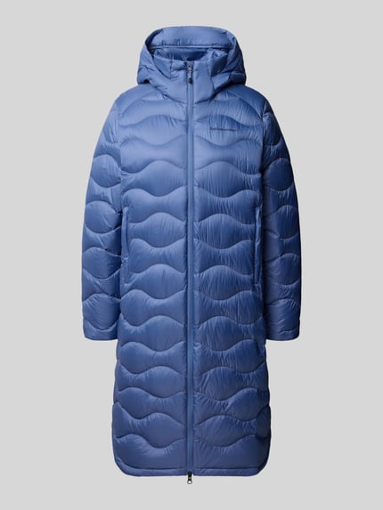 Produktfoto, Regular Fit Steppmantel mit Kapuze und Label-Stitching von Peak Performance in Blau, wellige Steppstruktur, Zweiwege-Reißverschluss, seitliche Eingrifftaschen, glatte Textur, Rückenlänge 109 cm, Schulterbreite 43 cm, Brustweite 57 cm, Ärmellänge 63 cm