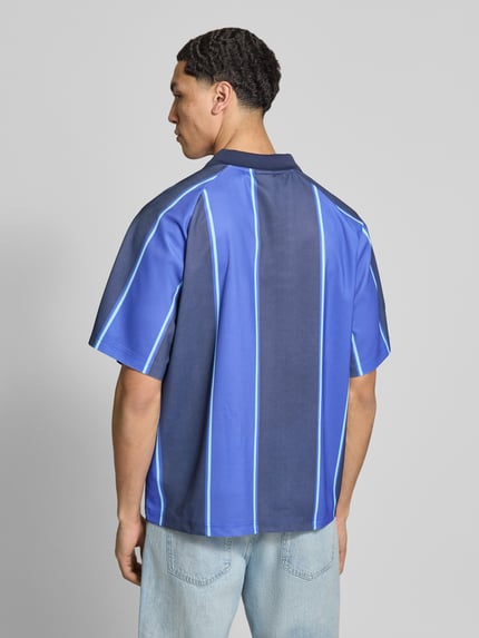 Männermodel trägt Loose Fit poloshirt met motiefprint model 'ZIDAN' van Only & Sons, gestreept in effen kleuren, piqué, Ganzkörperansicht Rückansicht.