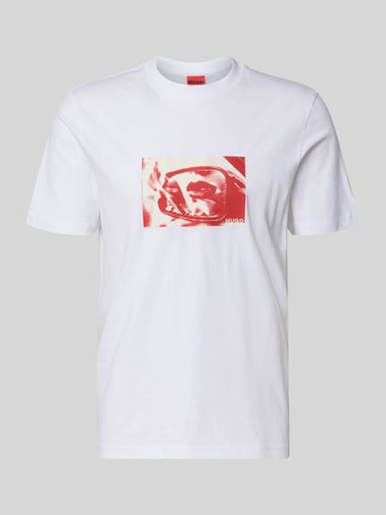 Produktfoto, weißes Regular Fit T-Shirt aus reiner Baumwolle Modell 'Dirom' von HUGO mit rotem Print auf der Vorderseite, Herren T-Shirt von HUGO