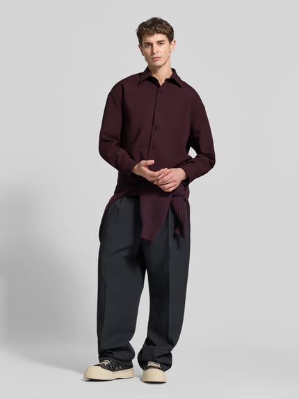 Männermodel trägt Oversized Hemdjacke mit Kentkragen Modell 'STUDIO' von SEIDENSTICKER, bordeaux, elastischer Material-Mix, Ganzkörperansicht von vorne, Regular Fit, durchgehende Knopfleiste, langärmelig, Rückenlänge Größe M 75 cm.
