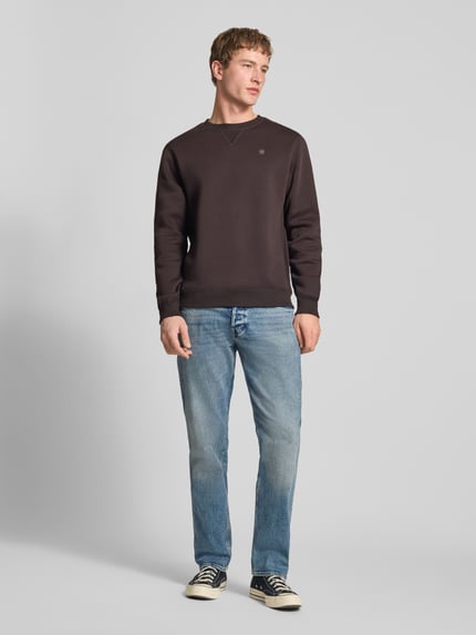 Męski model nosi Slim Tapered Fit Jeans mit Eingrifftaschen Modell 'Streem' od G-Star Raw z czystej bawełny, krój slim fit, jasnoniebieski, Szerokość w rozmiarze 32/32: 44 cm, długość nogawki wewnętrznej: 80 cm, Ganzkörperansicht von vorne.
