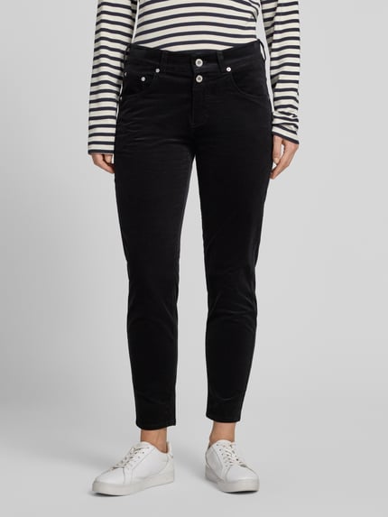 Frauenmodel trägt Boyfriend Fit Cordhose aus Baumwoll-Mix von Marc O'Polo in Schwarz, strukturierte Oberfläche, Nahaufnahme Oberkörper. Damen Cordhose von Marc O'Polo.