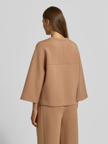 Frauenmodel trägt Boxy Fit Sweatshirt aus Modal-Mix Modell 'VASTO' von Max Mara in Beige, Damen Sweatshirt von Weekend Max Mara, Ganzkörperansicht Rückansicht.