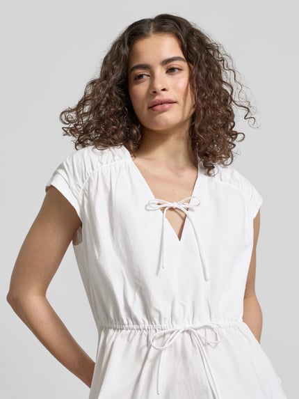 Frauenmodel trägt Blusentop mit V-Ausschnitt und Schnürung von Jake*s Casual aus Reine Baumwolle, Taillierter Schnitt, Nahaufnahme Oberkörper.