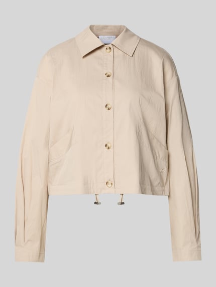 Produktfoto, Cropped Jacke mit Eingrifftaschen von Jake*s Collection, beżowa bawełna, kołnierz, zapięcie na guziki, długość tyłu w rozmiarze 36: 53 cm, szerokość ramion w rozmiarze 36: 39 cm, szerokość klatki piersiowej w rozmiarze 36: 44 cm, długość rękawa w rozmiarze 36: 55 cm