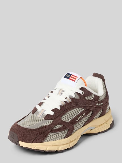 Produktfoto, Sneaker aus Leder-Mix Modell 'Re-Run Americana' von The Mercer in Braun, Beige und Grau mit Schnürverschluss, strukturierter Sohle, Label-Detail, abgerundeter Passform, Herren Sneaker, frontale Ansicht.
